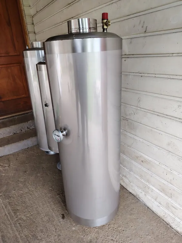 Termocañón de acero inoxidable de 90 litros con termómetro, válvula de seguridad y llave de desagüe