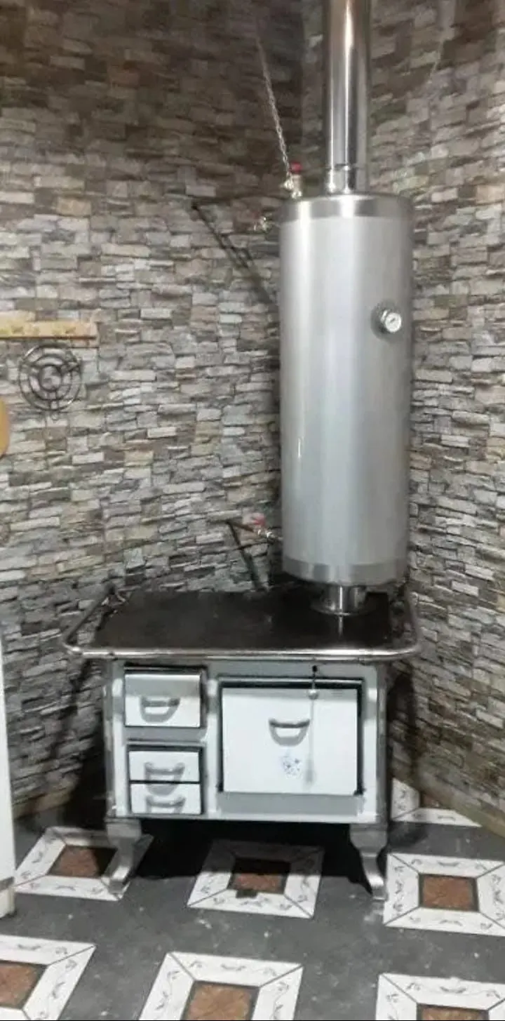 Termocañón instalado sobre una cocina a leña tradicional