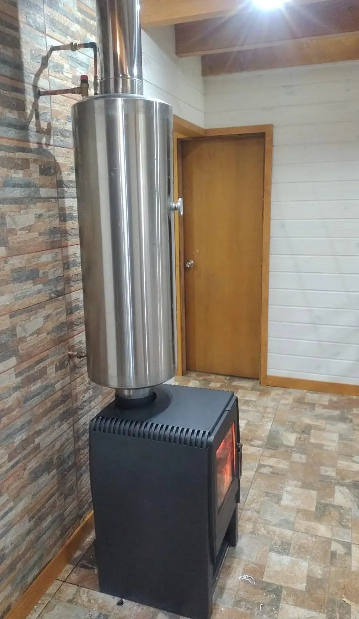 Termocañón funcionando sobre una estufa a leña